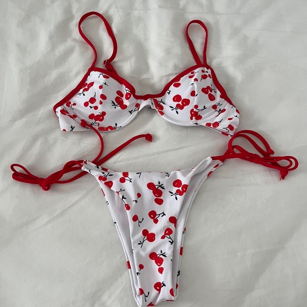 Cherry bikini - Picture 1 of 1